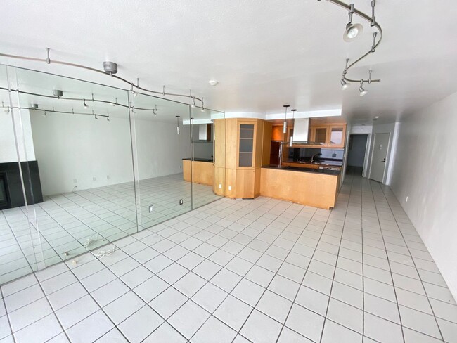 Building Photo - 615 Esplanade