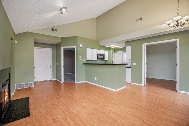 Building Photo - Great 2 Bedroom 1 Bathroom in Aurora!