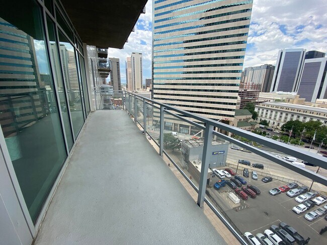 Building Photo - Large 2 bedroom 2 1/2 bath condo at One Li...