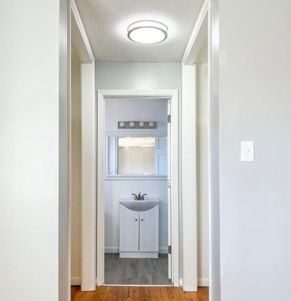 Building Photo - 6823 SW Knoll Ct