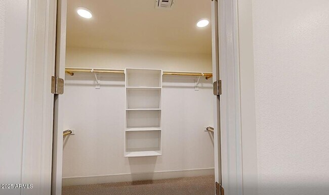 Building Photo - 98 S River Dr