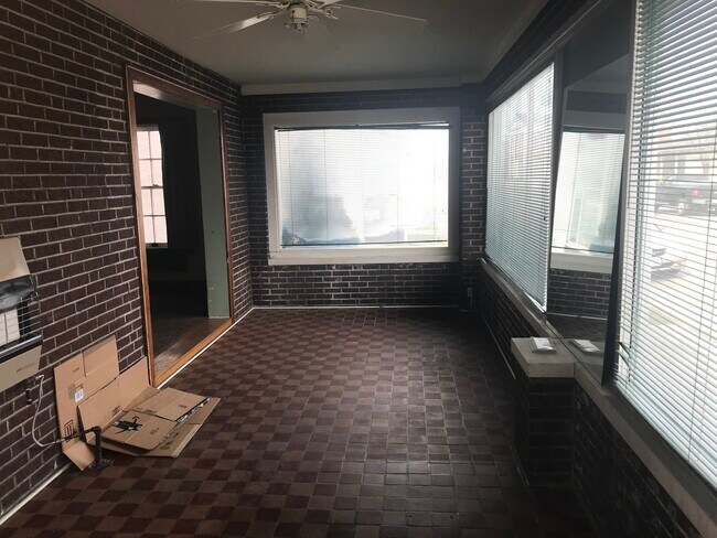 entrance - 118 W Chestnut St