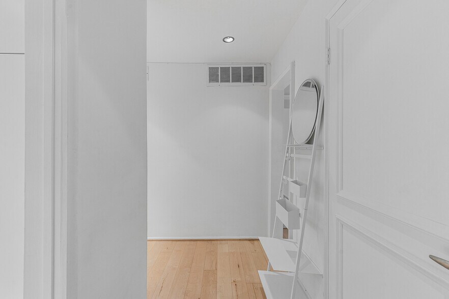 Building Photo - 8535 N West Knoll Dr