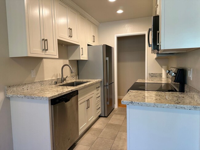 Building Photo - Beautiful remodeled 2 bedroom and 1 bath c...