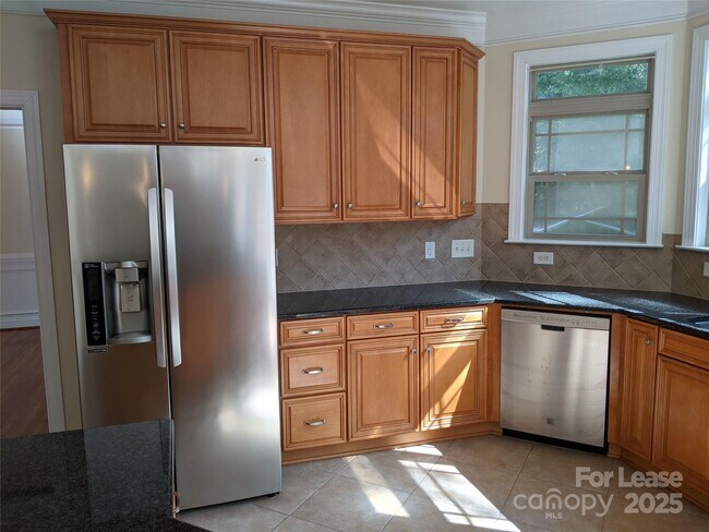 Building Photo - 743 Irish Green Dr