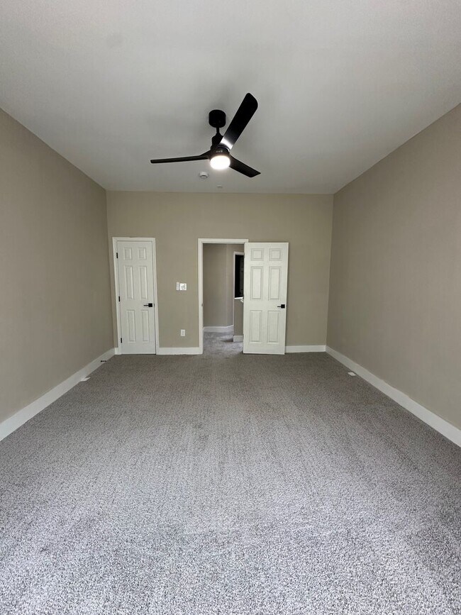 Building Photo - Newly Renovated 4BR/2BA Family Home in Win...