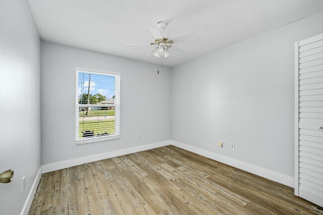 Building Photo - Centrally located 3 bedroom, 2 bathroom single family home