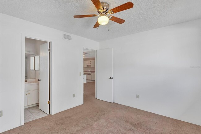 Building Photo - Comfortable & Spacious 3BR Condo with Built-In Closets and Backyard Patio in Tavares Community