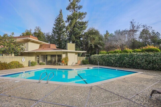 Building Photo - 1070 Mercedes Ave