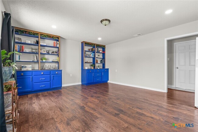 Building Photo - 2804 Bluejay Dr