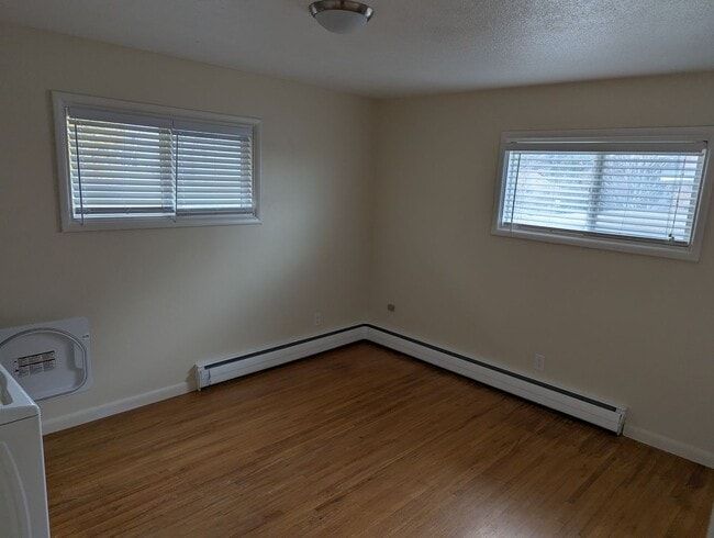 Building Photo - 441 Maple Dr