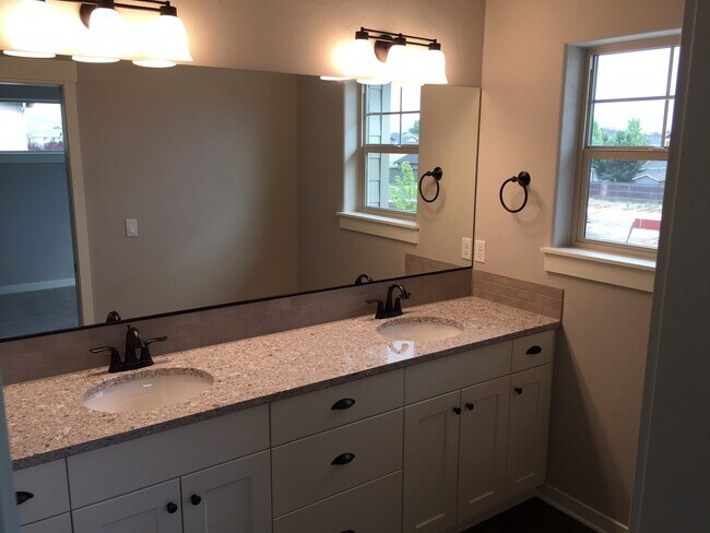 Building Photo - 3 Bed/2.5 Bath Townhome in the Deer Crossi...