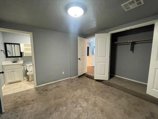 Building Photo - Adorable 4 Bedroom Home For Lease
