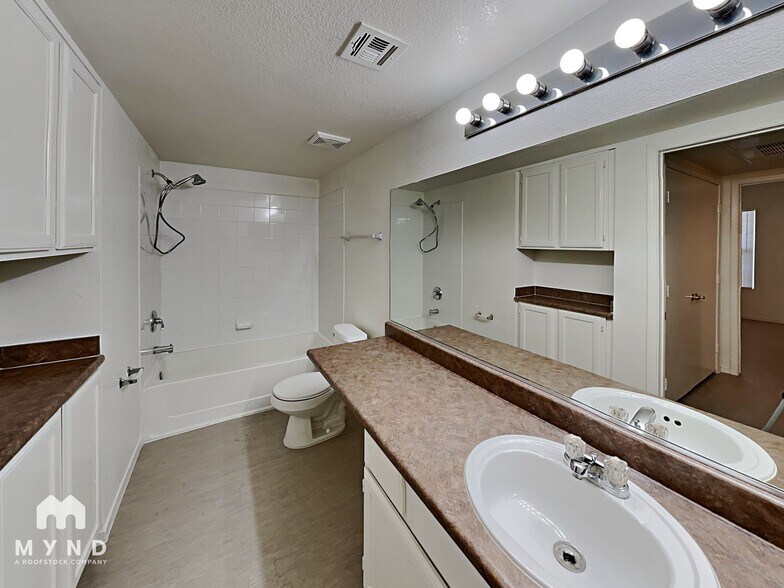 Building Photo - 9620 W Russell Rd