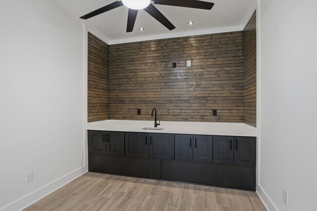Building Photo - Spacious 5-Bedroom with Fenced Yard & Modern Amenities