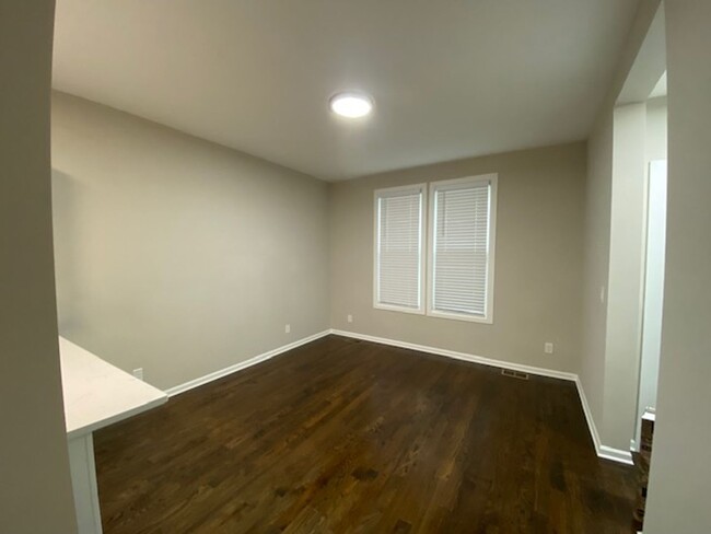 Building Photo - Newly Renovated Modern 3- Bed w. great des...