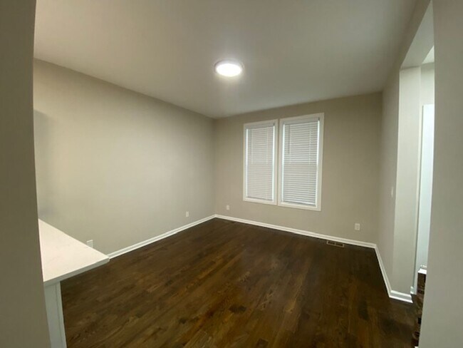 Building Photo - Newly Renovated Modern 3- Bedroom Apartment