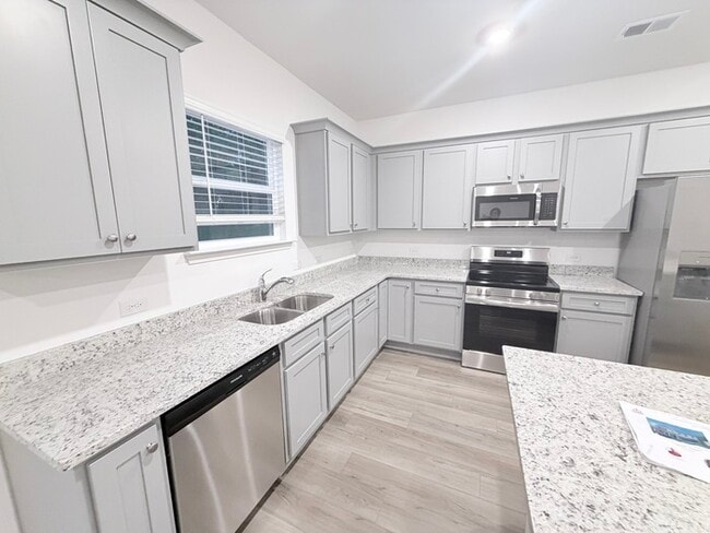 Building Photo - 532 Red Dragon Dr