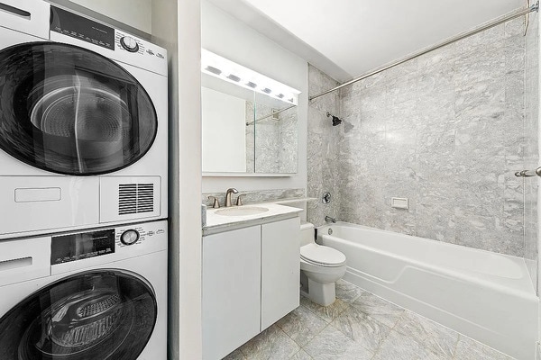 Building Photo - 3LN