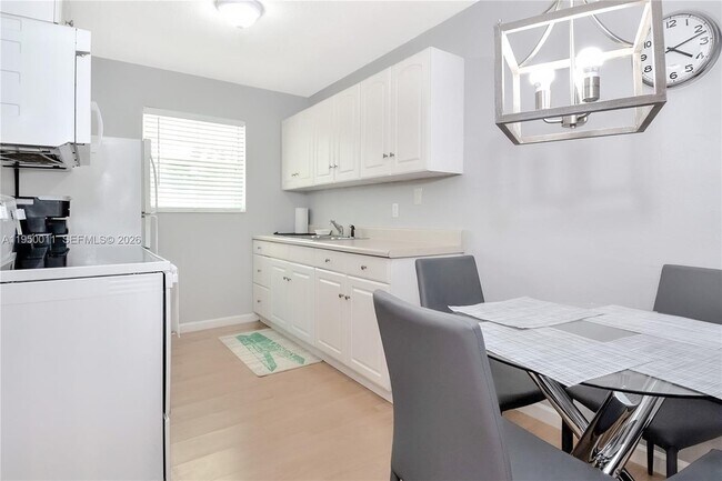 Building Photo - 1015 SW 30th St