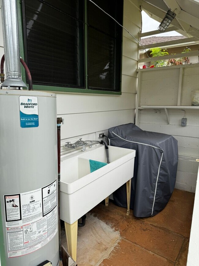 Building Photo - Charming 2/1/2 House on Hinano St. in the Kaimuki/Diamond Head area