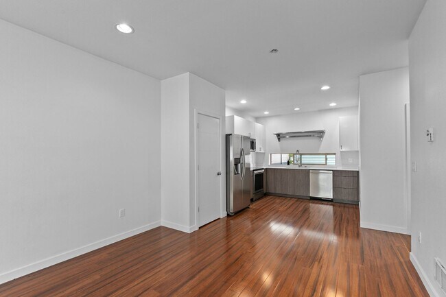 Building Photo - 3bd/1.5ba Seattle Townhouse