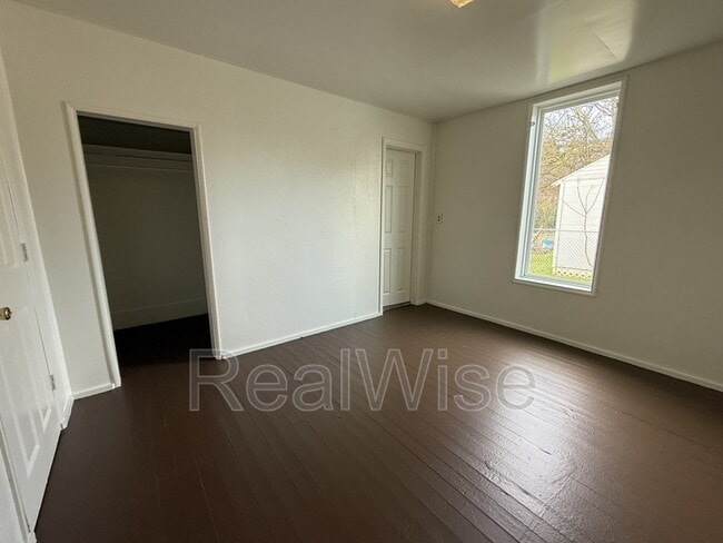 Building Photo - 328 SE Lane Ave