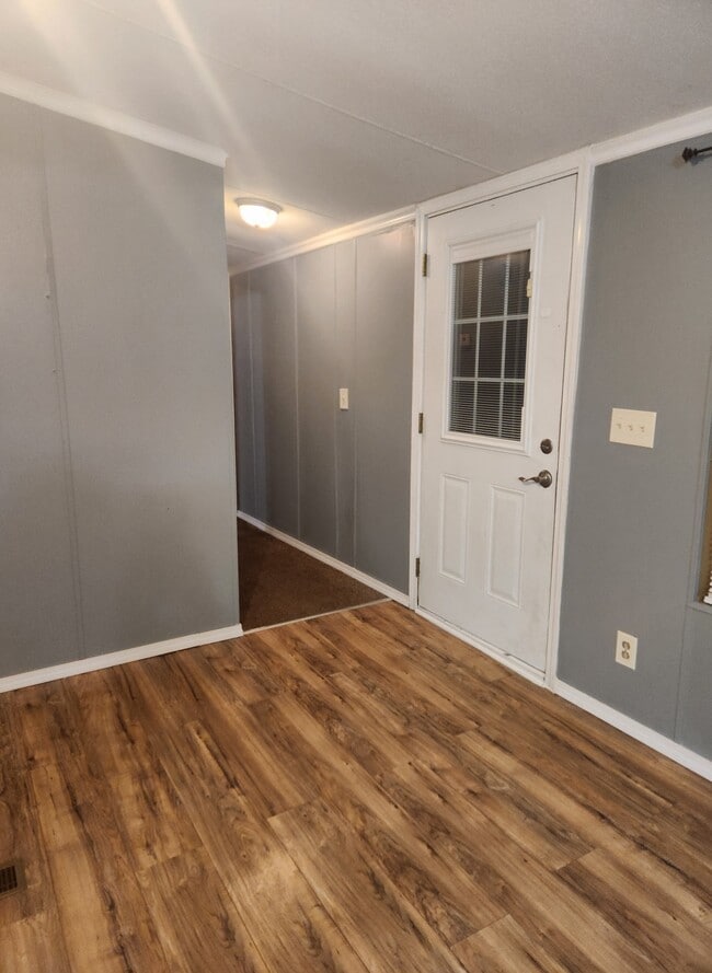 Building Photo - 7310 Pineview Dr