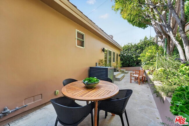 Building Photo - 1515 Rendall Pl