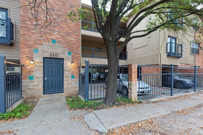 Building Photo - 2217 San Gabriel St