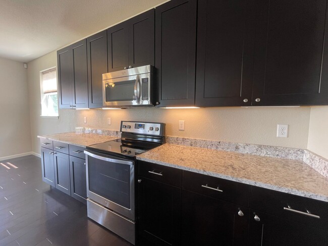 Building Photo - Luxurious 3 Bedroom 2.5 Bathroom House in ...