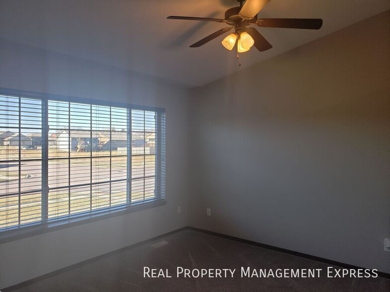 Building Photo - Lovely 4 Bed 2 Bath Home with a Huge Deck and Massive Fenced-in Yard