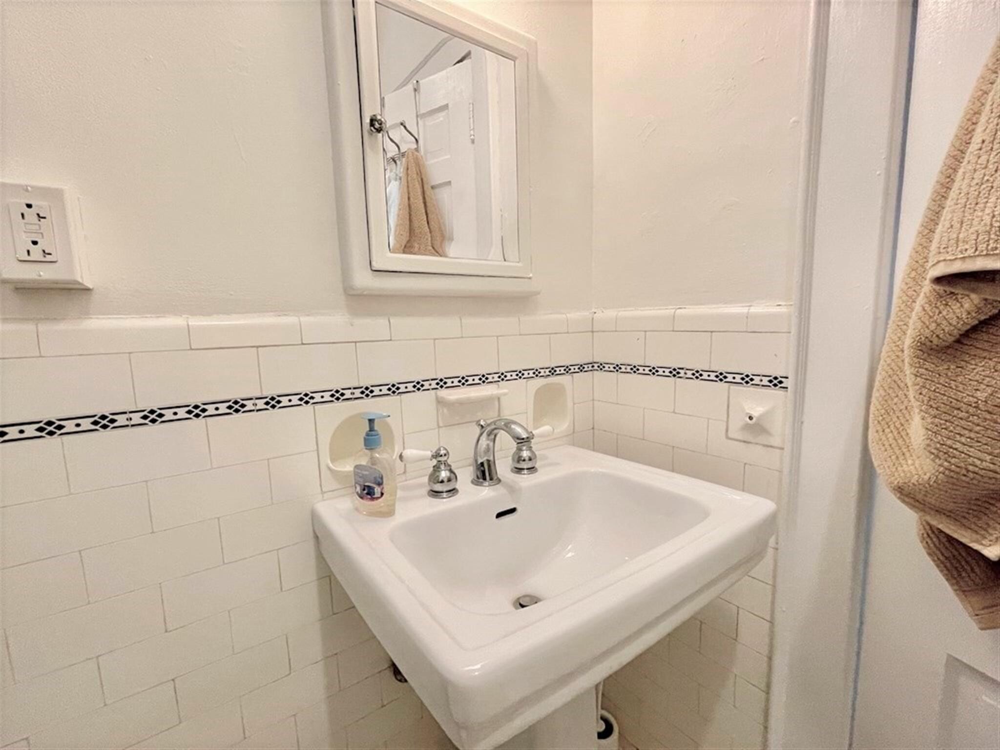 Building Photo - 76 Martin St