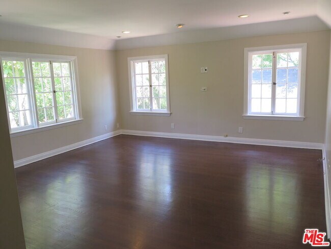 Building Photo - 802 Cloverdale Ave