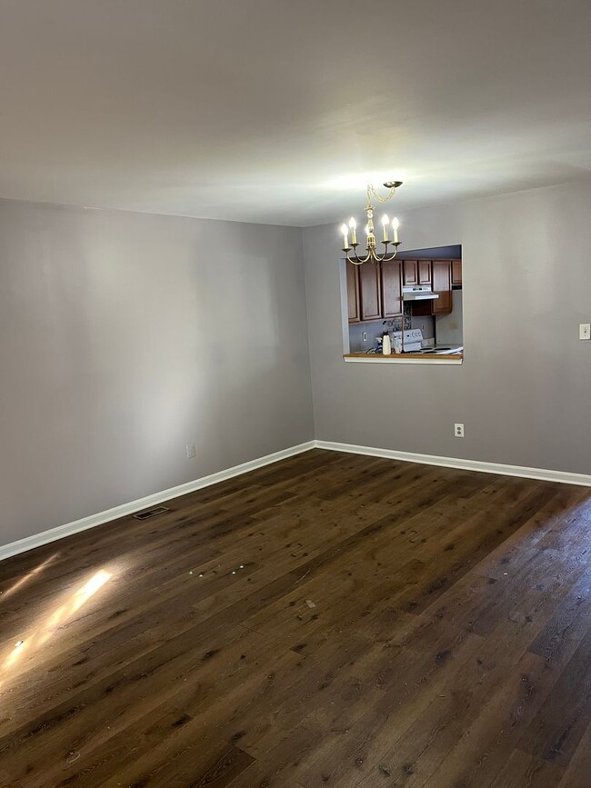 Building Photo - 3 bedroom, 2.5 bathroom townhouse in the q...