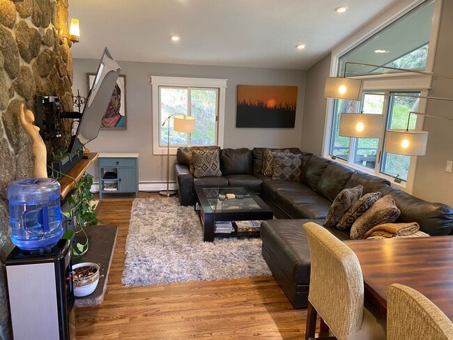 Building Photo - Executive Rental Fully Furnished PERFECT GETAWAY, MOUNTAIN RETREAT WITHIN TOWN!!