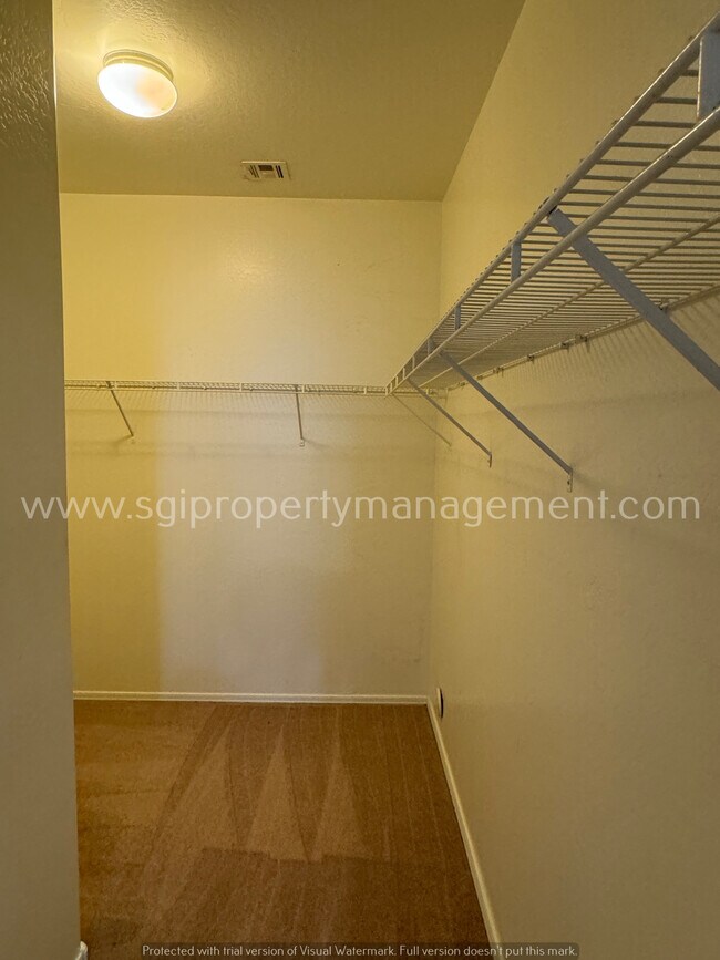 Building Photo - Beautiful split floorplan in a great neigh...