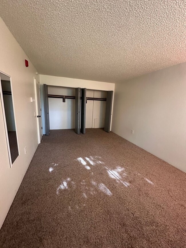 Building Photo - Bottom floor unit close to airport