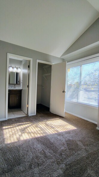 Building Photo - 24757 Bashian Dr