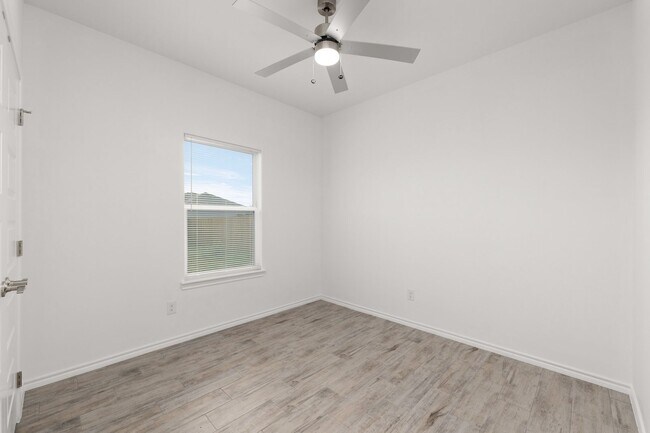 Building Photo - 2718 Maria Dr