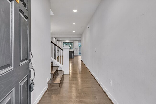 Building Photo - Sophisticated and Luxurious