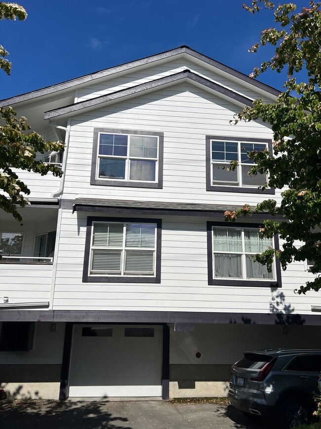 Building Photo - Vaulted Ceilings, Fireplace, LVP Flooring,...