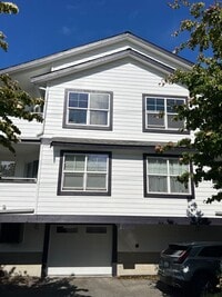 Building Photo - Top Floor! Vaulted Ceilings, Fireplace, LV...