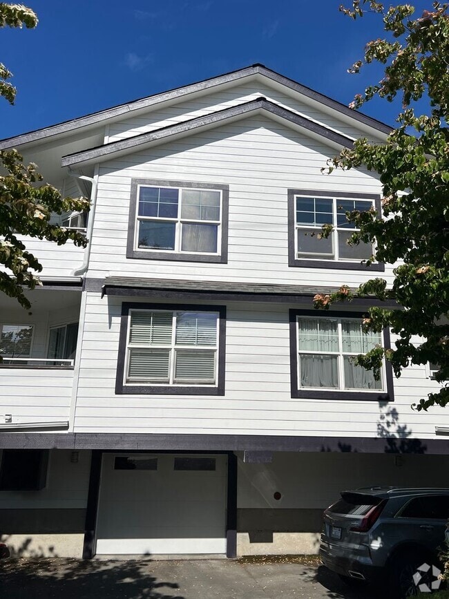 Building Photo - Vaulted Ceilings, Fireplace, LVP Flooring,...