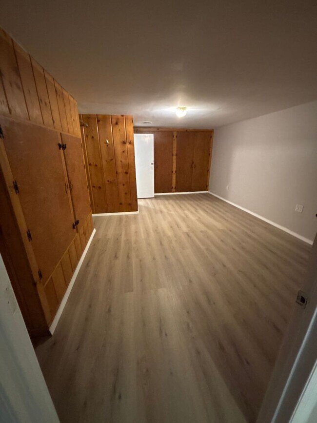 Building Photo - Spacious 4 bedroom 1 bathroom single family home