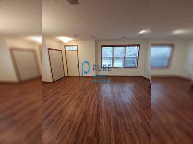 Building Photo - Warm and inviting Woodbury Townhouse! 3 br...