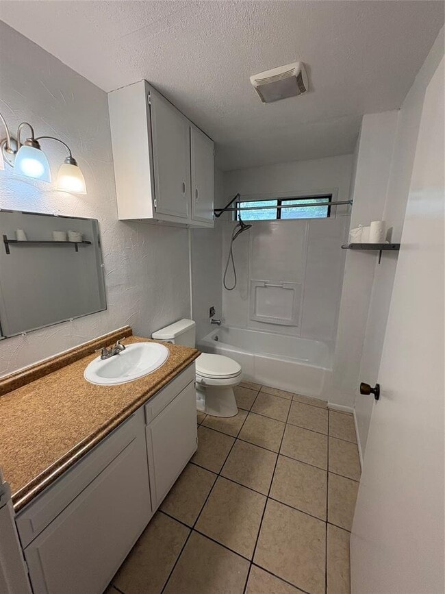 Building Photo - 1011 Chesapeake Dr