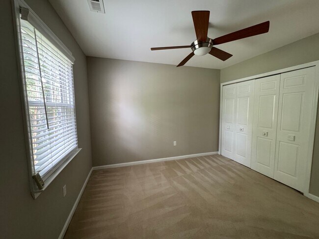Building Photo - Lovely and Spacious 3 Bedroom 2.5 Bathroom...