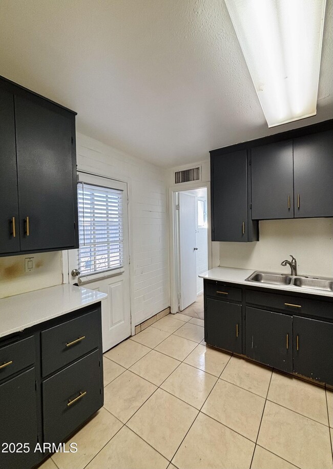 Building Photo - 4842 W Elm St