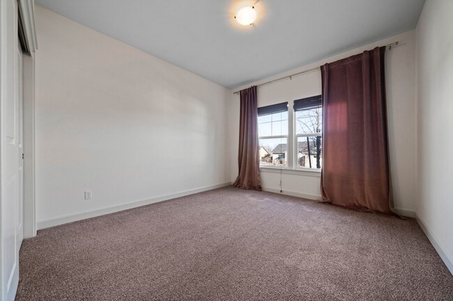 Building Photo - 3-bedroom, 2-bathroom home in great neighb...